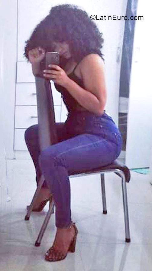 Date this sensual Ecuador girl Ashon from Esmeraldas EC711