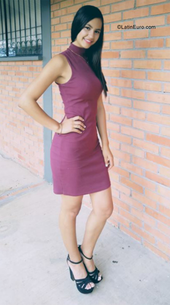 Date this gorgeous Colombia girl Andrea from Bucaramanga CO29432