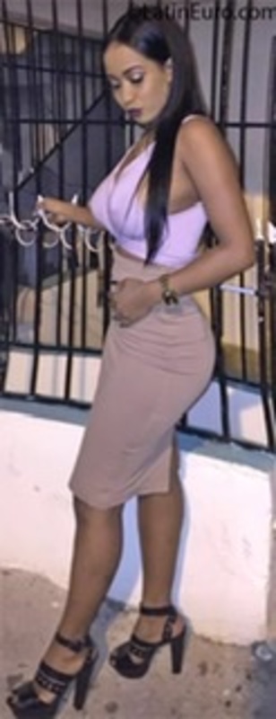 Date this stunning Dominican Republic girl Yokasta from Santo Domingo DO39449