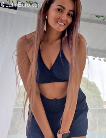 Date this voluptuous Colombia girl Leidy from Floridablanca CO29629