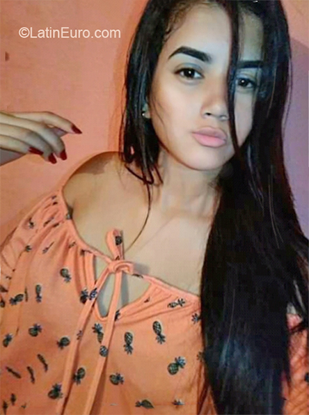 Date this happy Venezuela girl Alexandra from Valencia VE3831