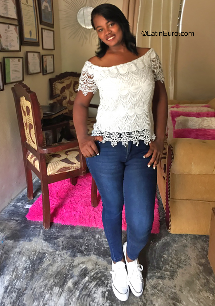 Date this happy Dominican Republic girl Heidy payano from Santo Domingo DO39673