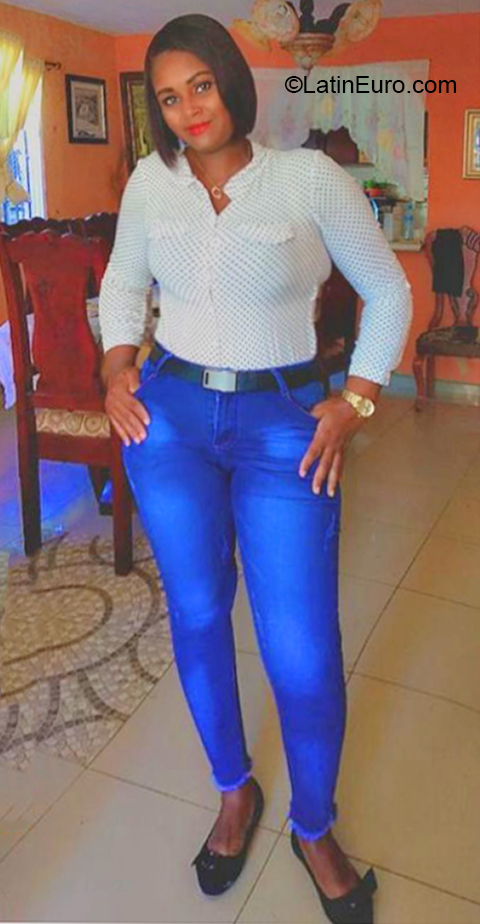 Date this happy Dominican Republic girl Juana from Santo Domingo DO39678