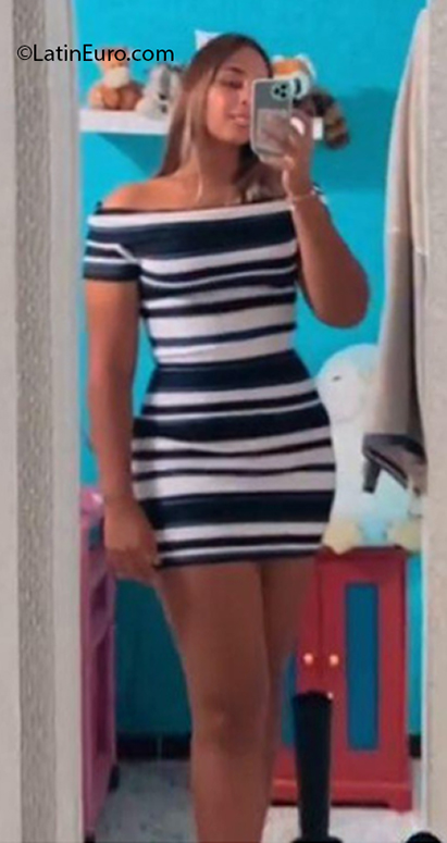 Date this stunning United States girl Adriana from Cancun US21262