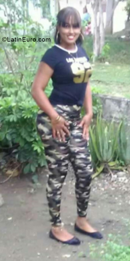 Date this cute Dominican Republic girl Ingrid from Santo Domingo DO39811