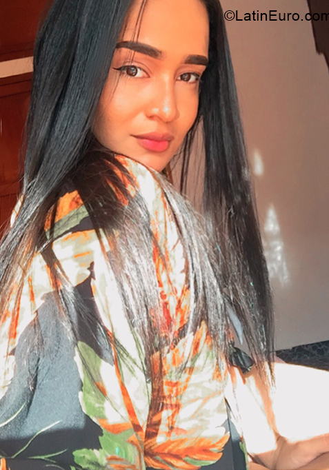 Date this good-looking Colombia girl Delanis from Cartagena CO30311