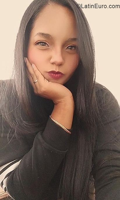 Date this georgeous Colombia girl Vanessa from Bogota CO30388