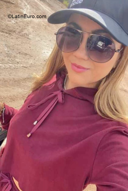 Date this young Colombia girl Lorely from  CO30402