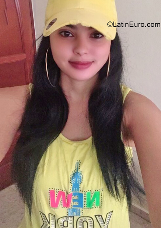 Date this pretty Dominican Republic girl Rosana from Bonao DO39977