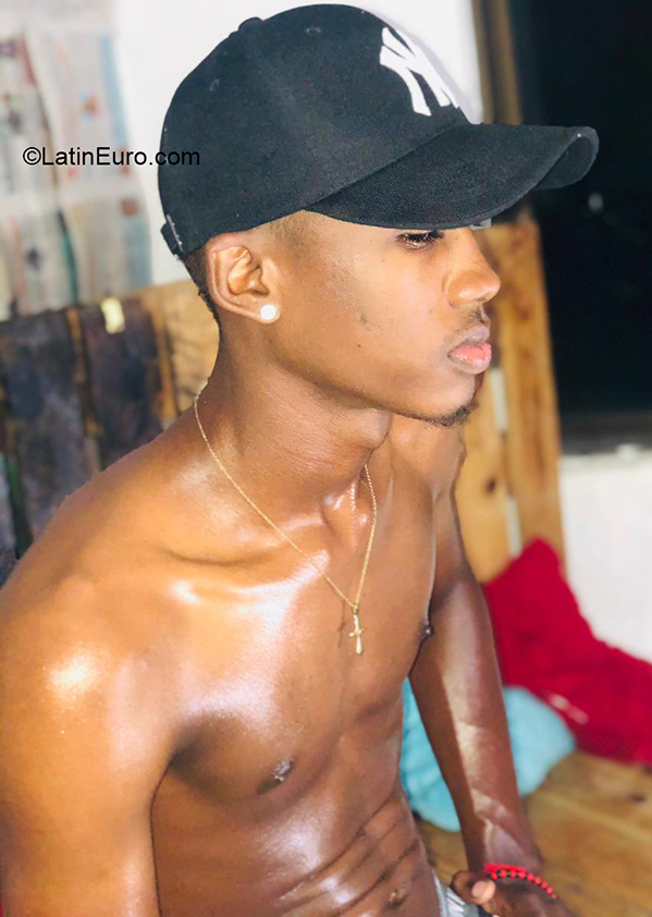Date this athletic Colombia man Cristian from Buenaventura CO30517