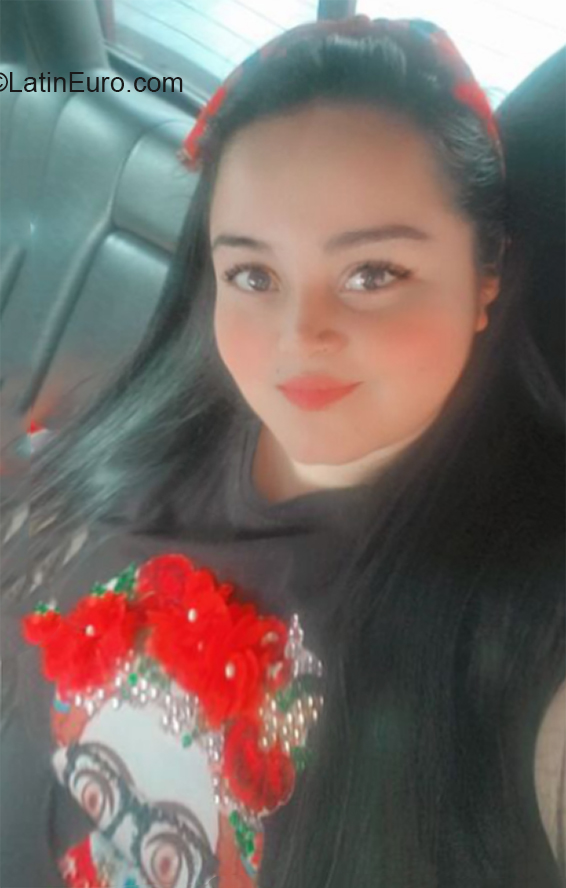 Date this nice looking Colombia girl Alejandra from Bogota CO30519
