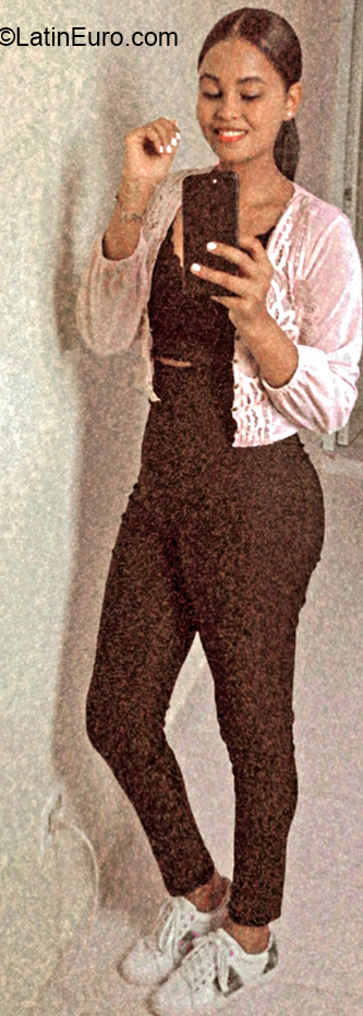 Date this beautiful Dominican Republic girl Loren from Santo Domingo DO39993
