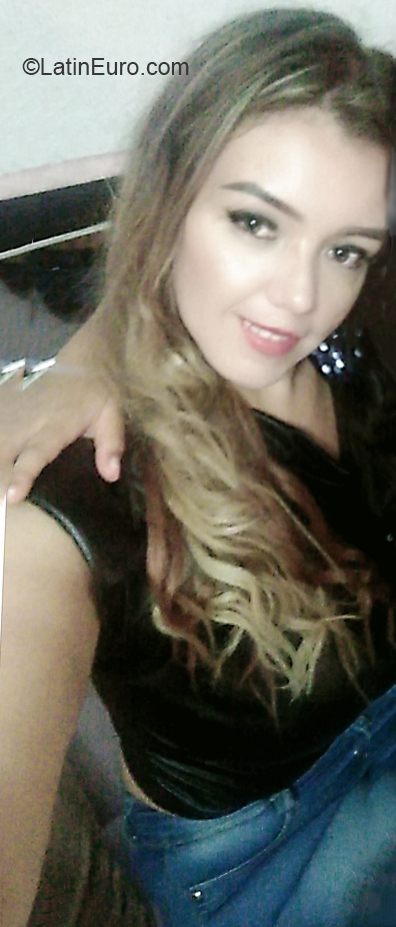 Date this beautiful Colombia girl Andrea from Bogota CO30530