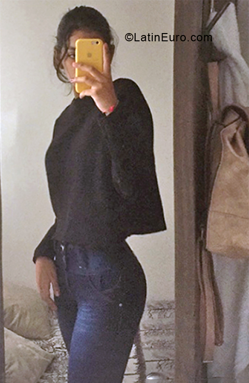 Date this happy Colombia girl Natalia from Bogota CO30621