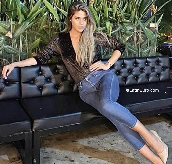 Date this pretty United States girl Violeta from Los Angeles US21360