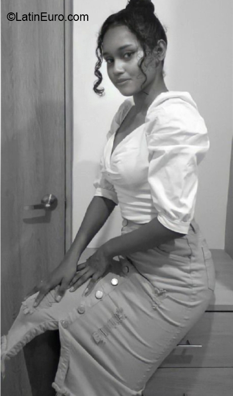 Date this stunning Canada girl Nay from Toronto CA861