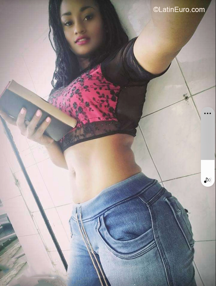 Date this tall Dominican Republic girl Veronica from Santo Domingo DO40149