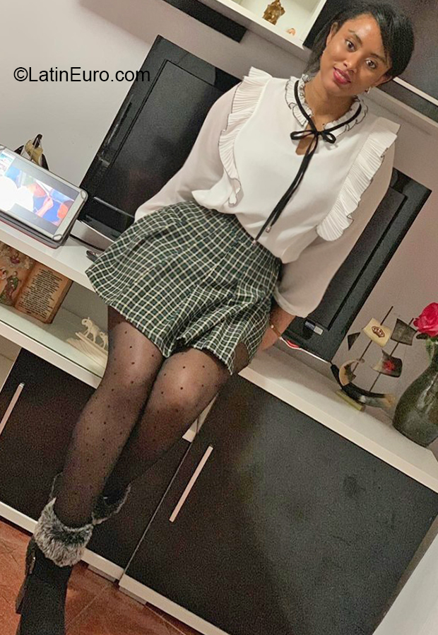 Date this tall Spain girl Luca from Madrid ES652