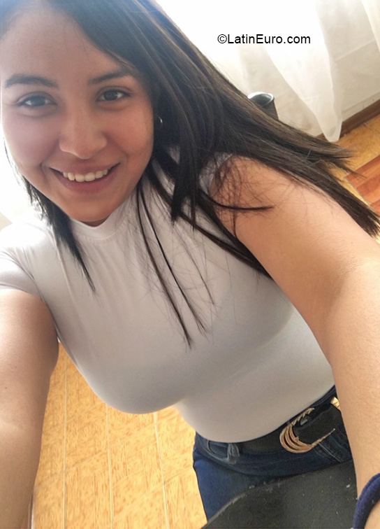 Date this happy Venezuela girl Roxana Marin from Zulia VE4057