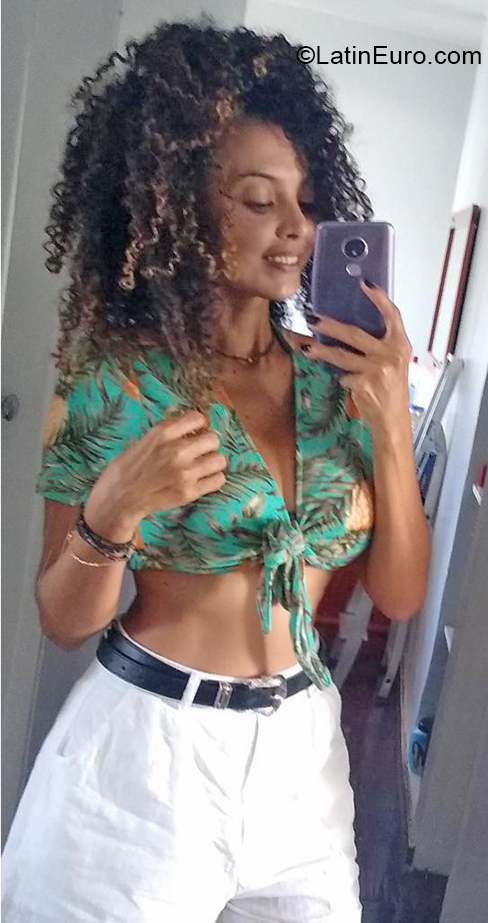 Date this voluptuous Brazil girl Maria from Brasilia BR11442