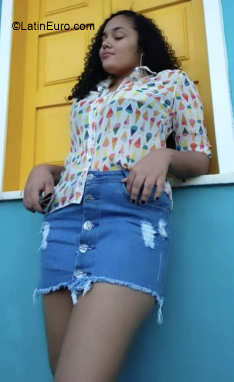 Date this nice looking Brazil girl Flavia from Feira De Santana BR11445