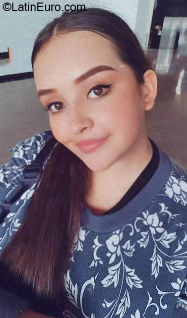 Date this voluptuous Colombia girl Valentina from Bucaramanga CO31521