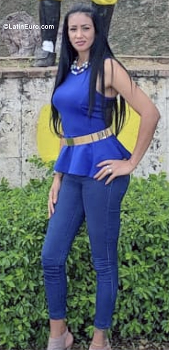 Date this athletic Dominican Republic girl Alexandra from Santiago DO40617