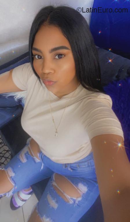 Date this beautiful Dominican Republic girl Roussel from Santo Domingo Norte DO40294