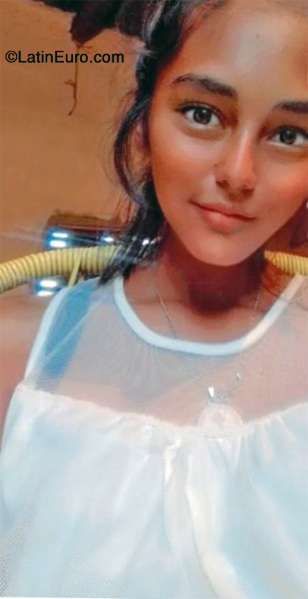 Date this foxy Paraguay girl Darah from Aregua PY62