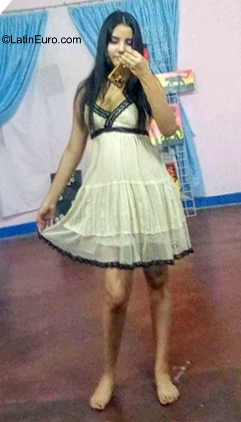 Date this sensual Venezuela girl Laura from Barinas VE4097