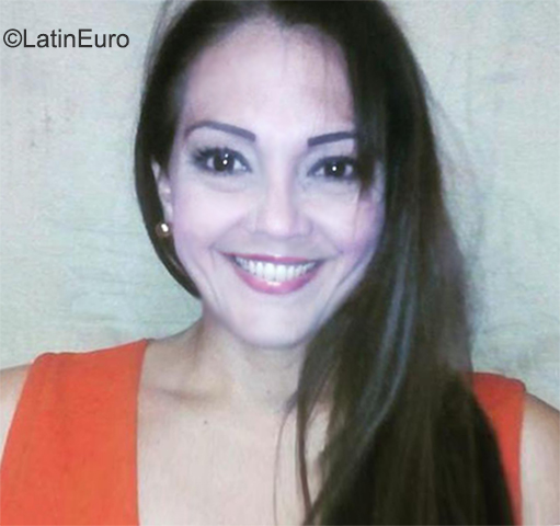 Date this voluptuous Venezuela girl Rina from Maracaibo VE4102