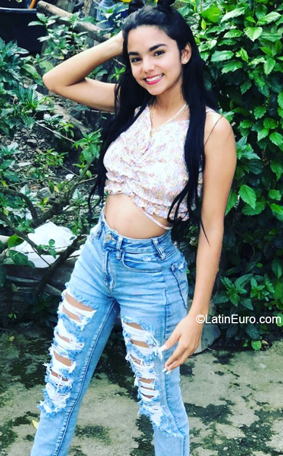 Date this funny Dominican Republic girl Enyaira from Santo Domingo DO40329