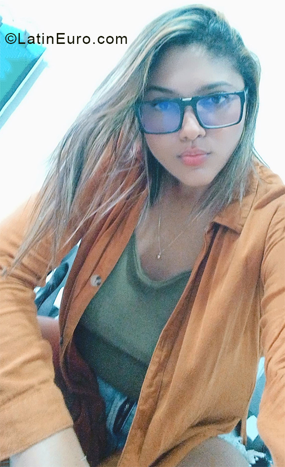 Date this good-looking Colombia girl Andrea from Barranquilla CO31128