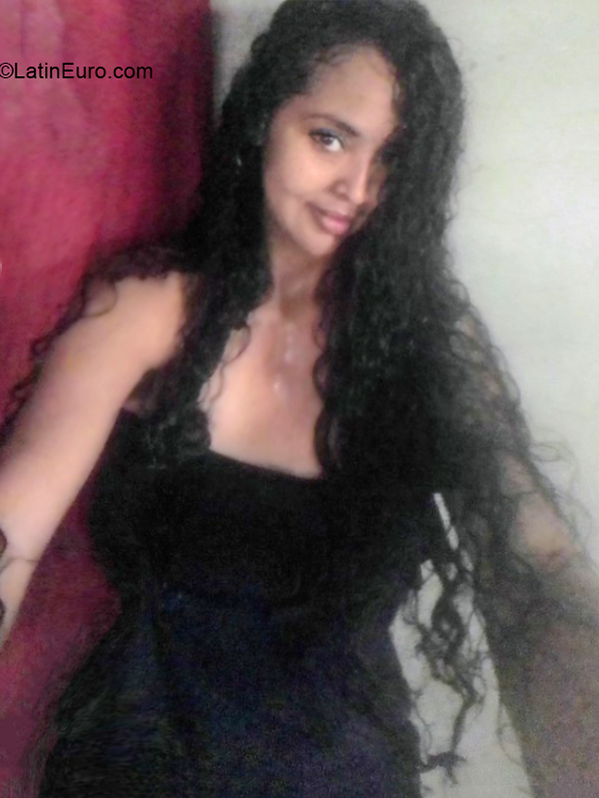 Date this athletic Dominican Republic girl Karina from Santo Domingo DO40415