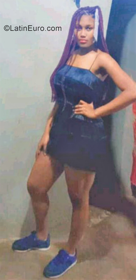 Date this sensual Colombia girl Evarlides from Medellin CO31196