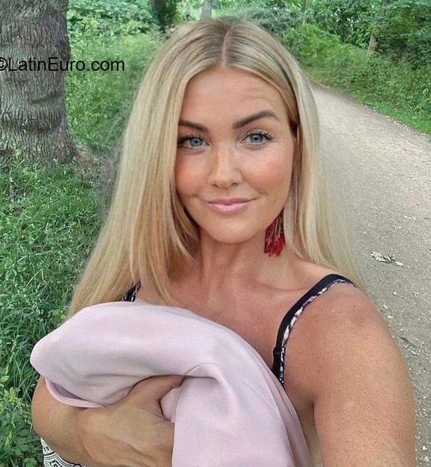 Date this gorgeous United States girl Sandra from Boston US21591
