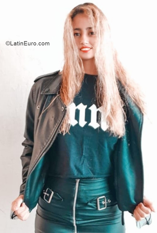 Date this attractive Argentina girl Lady from Buenos Aires AR845
