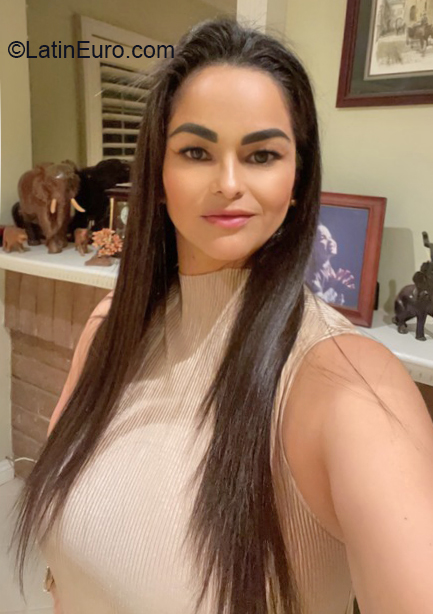 Date this lovely United States girl Yaneth from Walnut US21612
