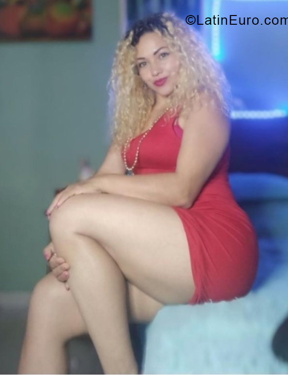 Date this athletic Colombia girl Shakira from Bogota CO31497