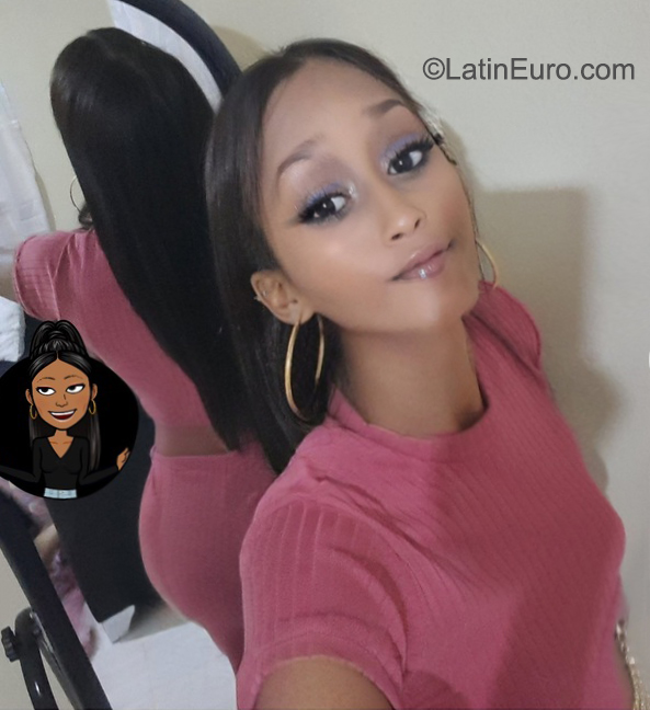 Date this sensual Dominican Republic girl Julie Esther from Santiago De Los Caballeros DO40843