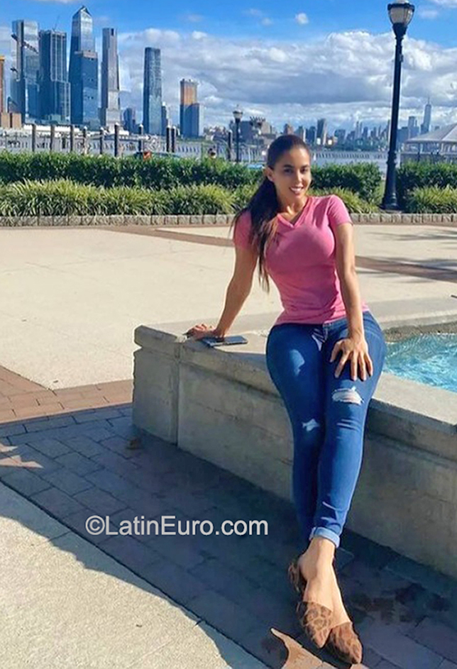 Date this attractive United States girl Rosmery from New York US21760