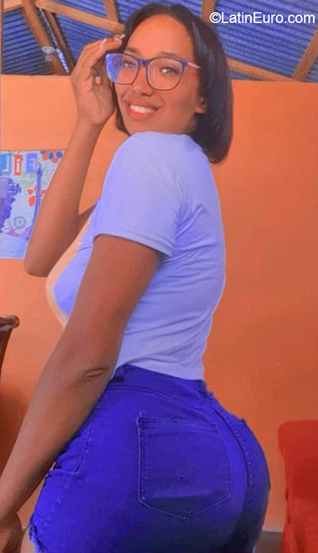 Date this attractive Dominican Republic girl Yinely from Santiago DO40914
