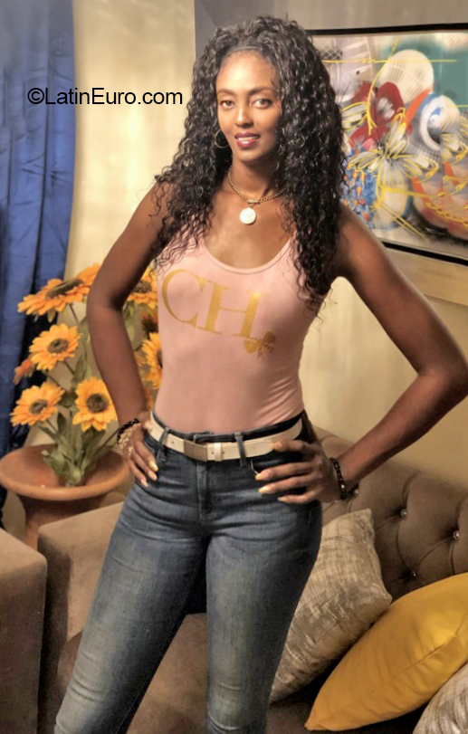 Date this voluptuous Dominican Republic girl Elizabeth from Santo Domingo DO40950