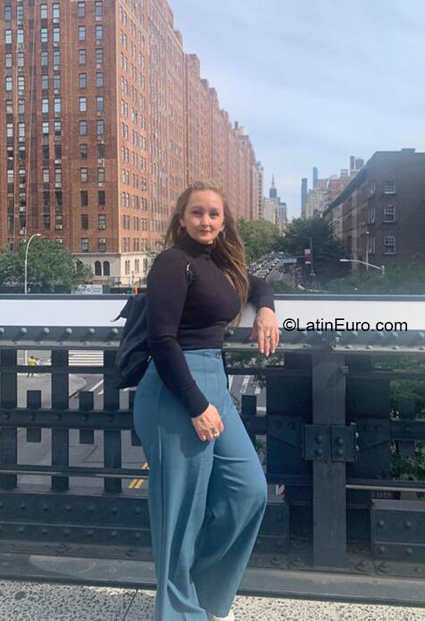 Date this lovely Colombia girl Lesly from Armenia CO32059