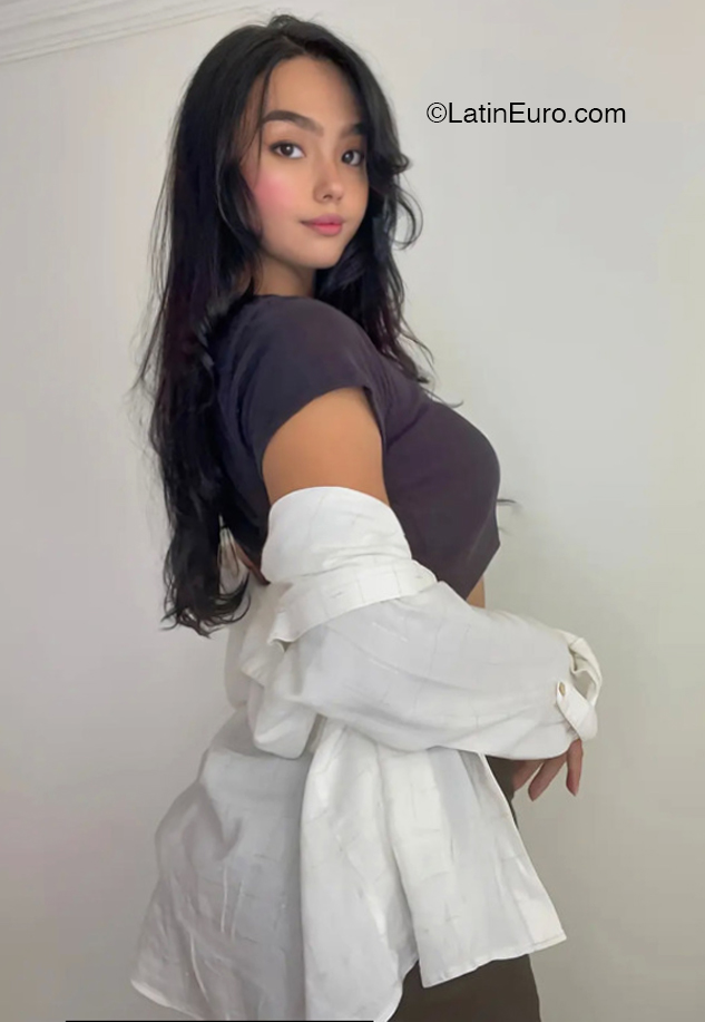 Date this hard body Colombia girl Valentina from Cali CO32199