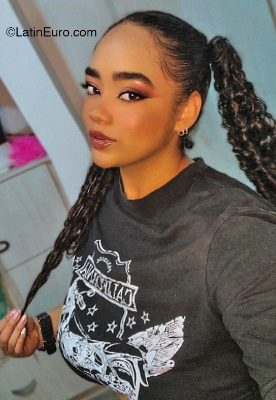 Date this beautiful Colombia girl Leidy from  CO32203