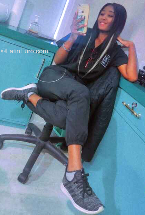 Date this attractive Dominican Republic girl Karla from Santo Domingo DO43190