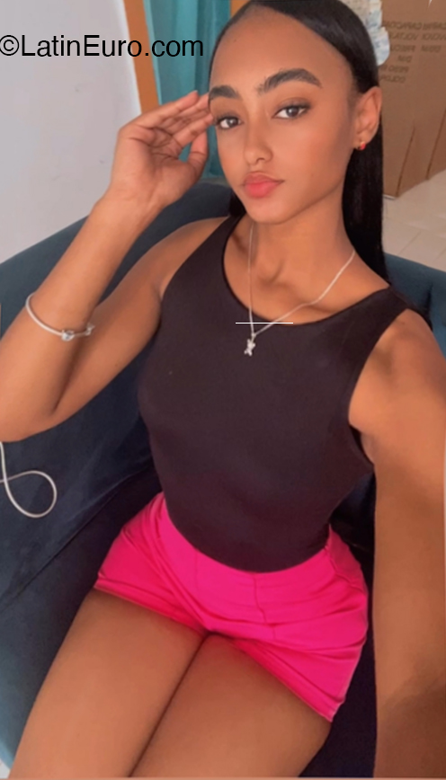 Date this stunning United States girl Estefanym000 from  US22188