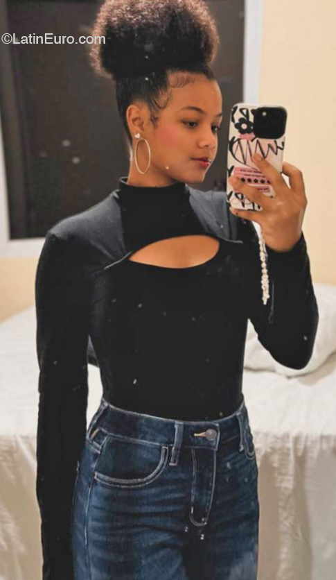 Date this pretty Dominican Republic girl Kihandra from Santo Domingo DO45363