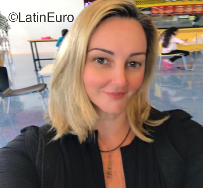 Date this lovely Venezuela girl Patricia from Caracas VE4507